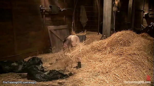 Penny Pax v back arch bondage s vibrem a bičem