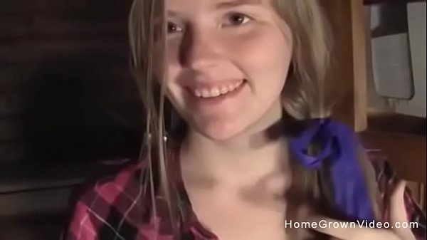 Chlupatá amatérka masturbuje před kouřením péra