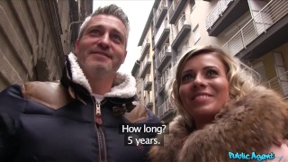 Manželka ošukaná v hotelu, manžel čeká venku