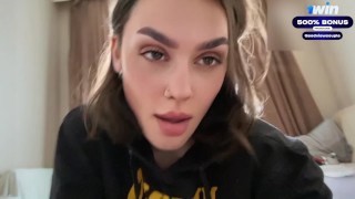 Sexy studentka obratně jezdí na péru