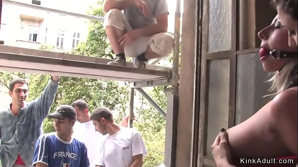 Česká blond kráska v bondage d. na ulici