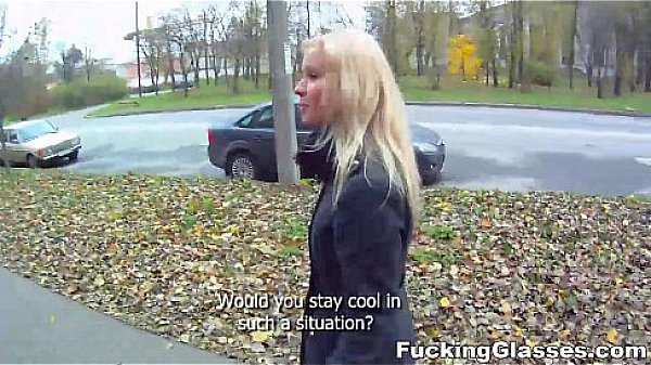 Fucking Glasses – Odvděčí se mu jakýmkoliv způsobem